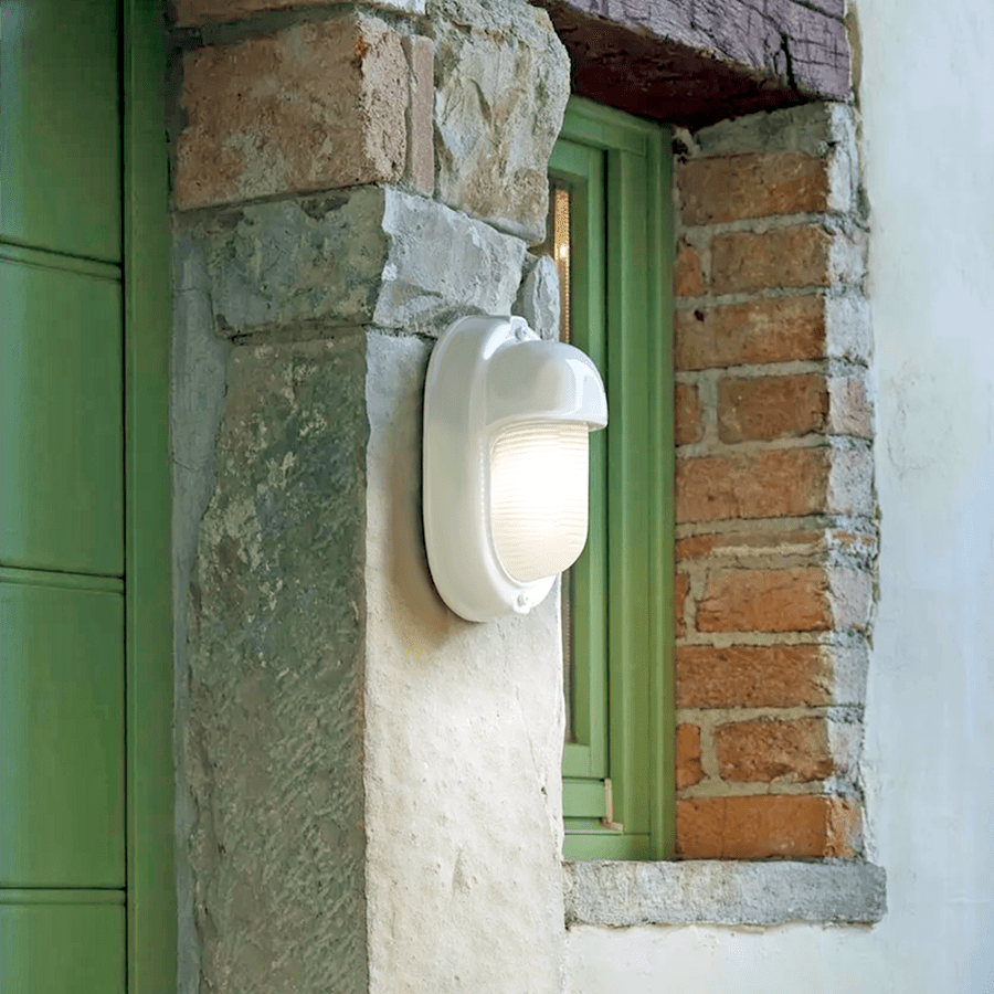 BLACK PORCELAIN VERTICAL BULKHEAD LAMP - DYKE & DEAN