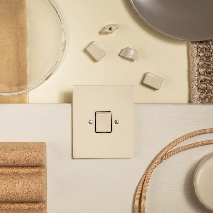 KATY PATY PORCELAIN PLATE WALL USB - C CHARGER SAND - DYKE & DEAN